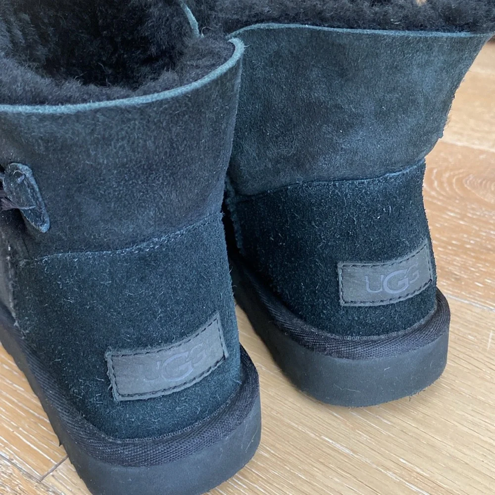 UGGs Womens Mini Bailey Button II (SIZE 5) - Picture 8 of 12